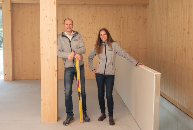 Andrea und Wilfried Strobl am Bau